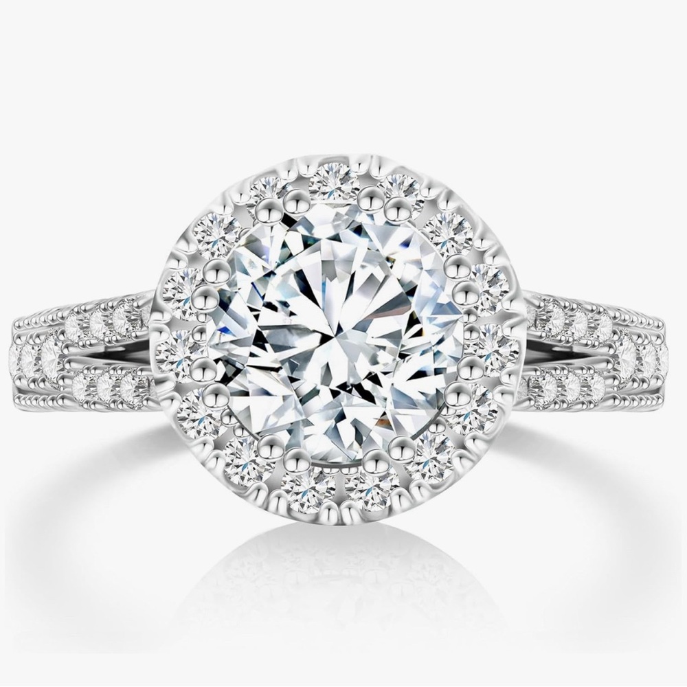 2 Carat Moissanite 925 Sterling Silver Ring
Lab Grown Diamond with COA